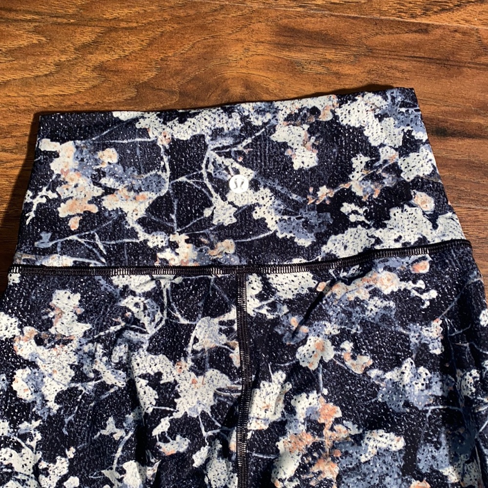 Lululemon printed leggings size 4 - Picture 3 of 3